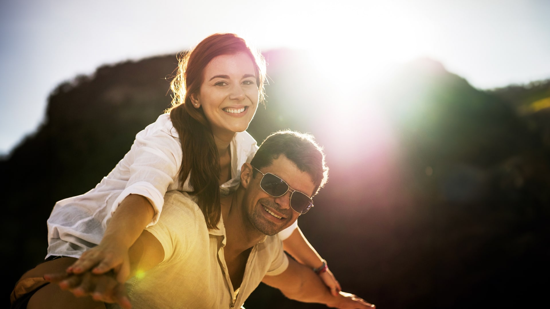 Imagen de una pareja durante el amanecer.